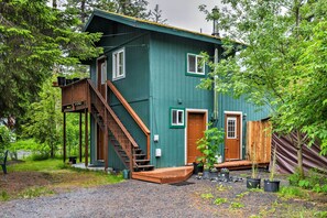 Apartment (0 Bedroom) | Front of property - Seward Studio w/ Deck, Outdoor Dining & Mtn Views! (Seward)