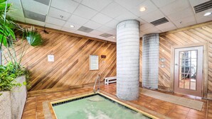 Ett traditionellt japanskt onsen med träväggar, en stenpelare och en liten träbänk.