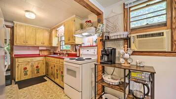 Cottage (2 Bedrooms) | Private kitchen | Microwave, oven, stovetop, highchair