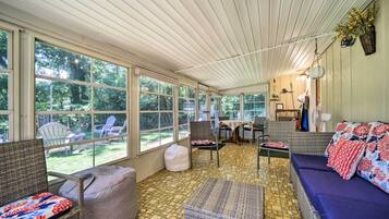 Televisión, reproductor de DVD y libros