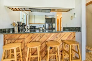 Apartment (3 Bedrooms) | Interior - 3 Mi to Attitash Resort: Condo w/ Mtn Views! (Bartlett)