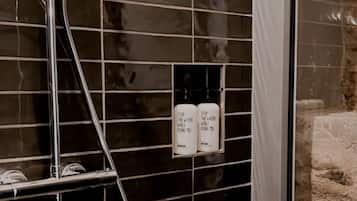 Single Room | Bathroom | Shower, hair dryer, towels, soap