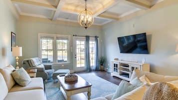 House (5 Bedrooms) | Living area