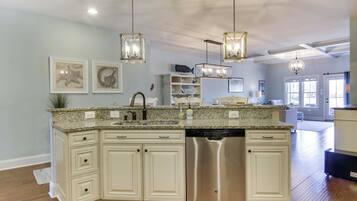 House (5 Bedrooms) | Interior