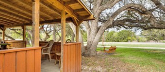 'cabana Luna' Cabin w/ Deck, Swing & Fire Pit!