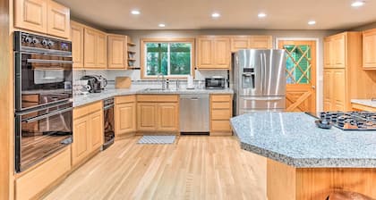 Cozy Washington Escape Near Hiking & Golfing!