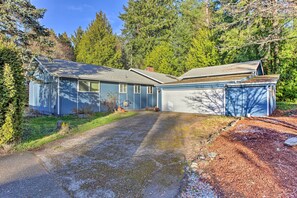 House (4 Bedrooms) | Interior - Cozy Washington Escape Near Hiking & Golfing! (University Place)