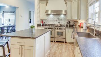 House (6 Bedrooms) | Interior