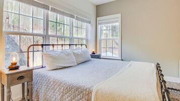 House (6 Bedrooms) | Interior