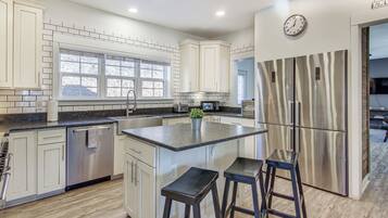 House (6 Bedrooms) | Interior