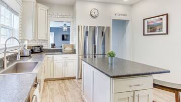 House (6 Bedrooms) | Interior