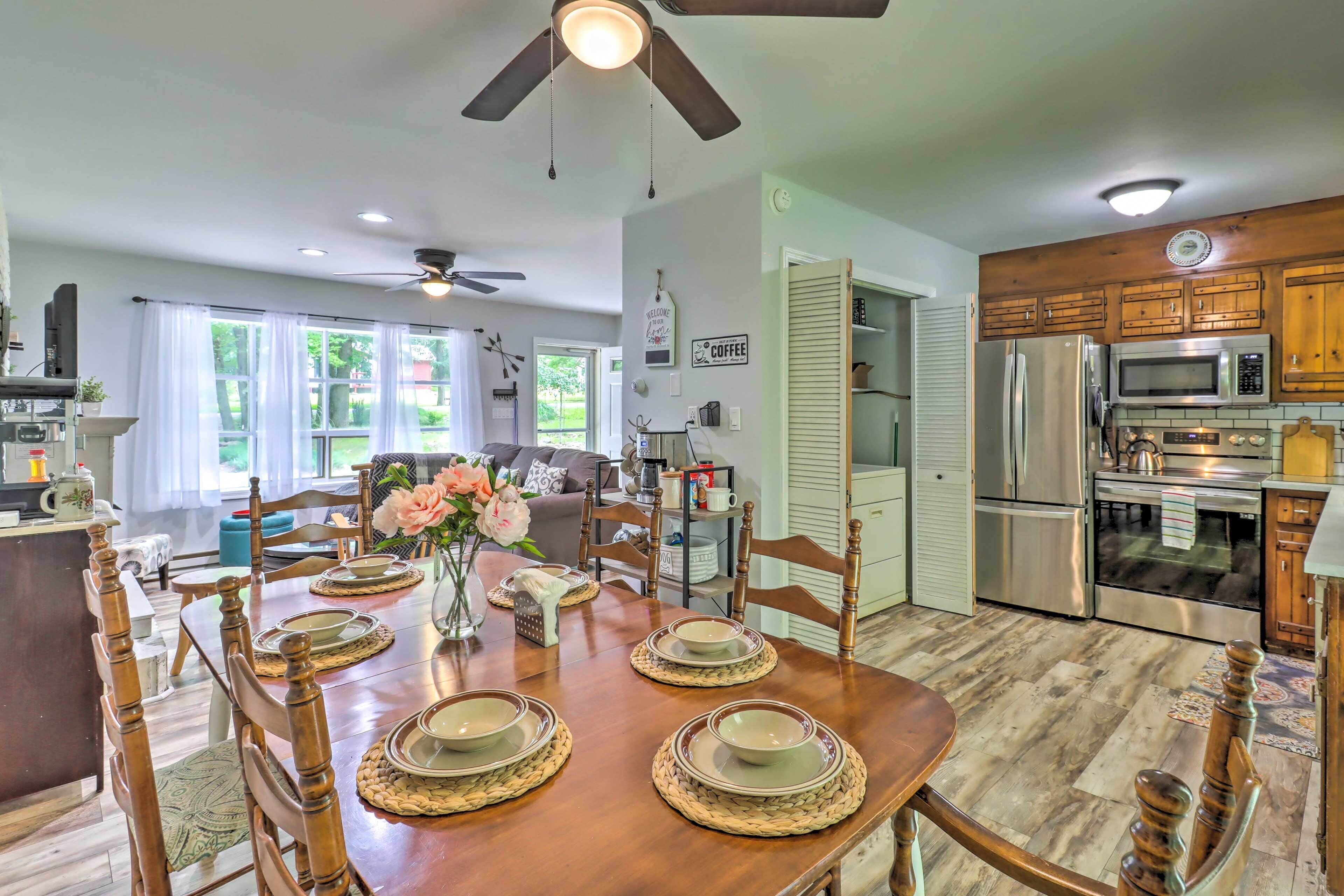 Retreat w/ Fire Pit - Walk to Community Lake!