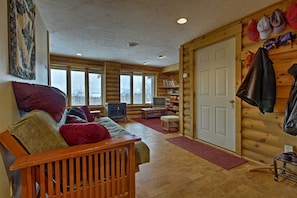 House (5 Bedrooms) | Interior