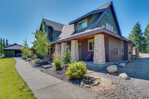A modern two-story house with a stone facade, a sloped roof, and a well-maintained front yard with landscaping and a driveway. - Suncadia Resort Townhome w/ Grill + Fireplace (Cle Elum)