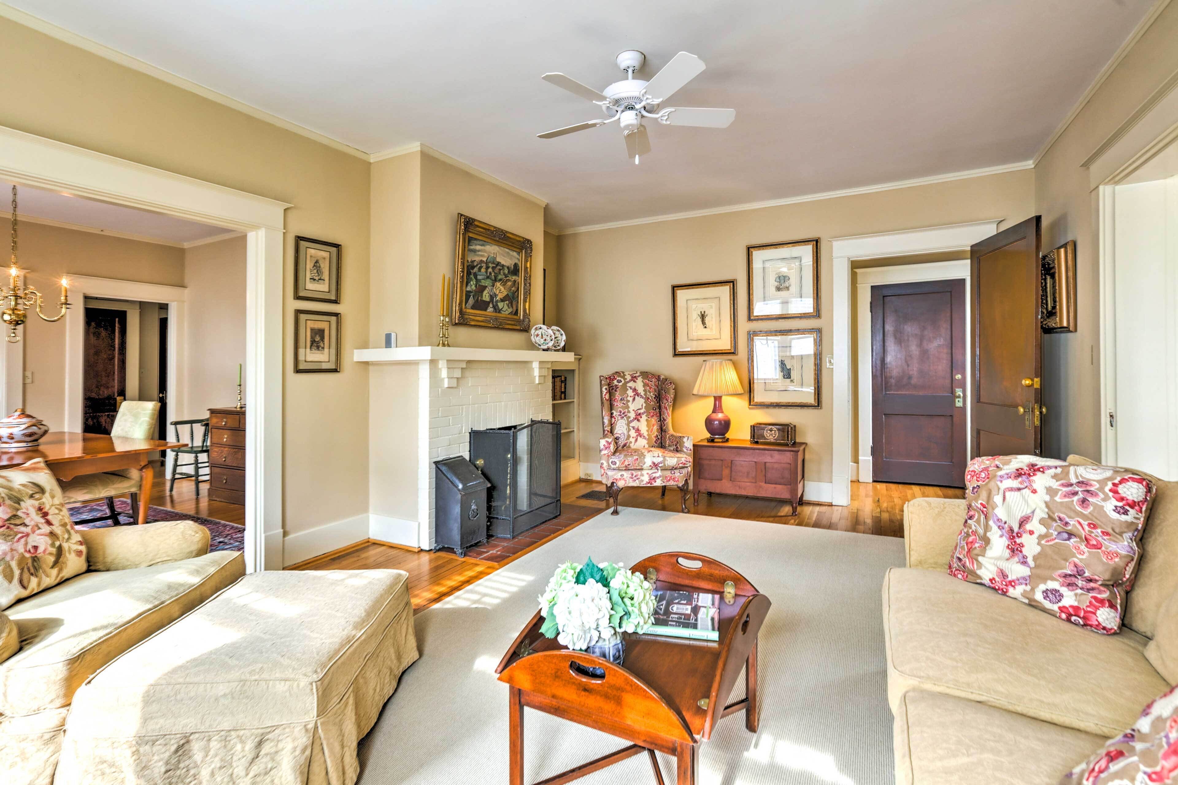 'the Green Door' Lovely Apt-1 Block to DT Danville