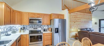 'the Eagles Nest at Alpine' Cabin w/ Fireplace!