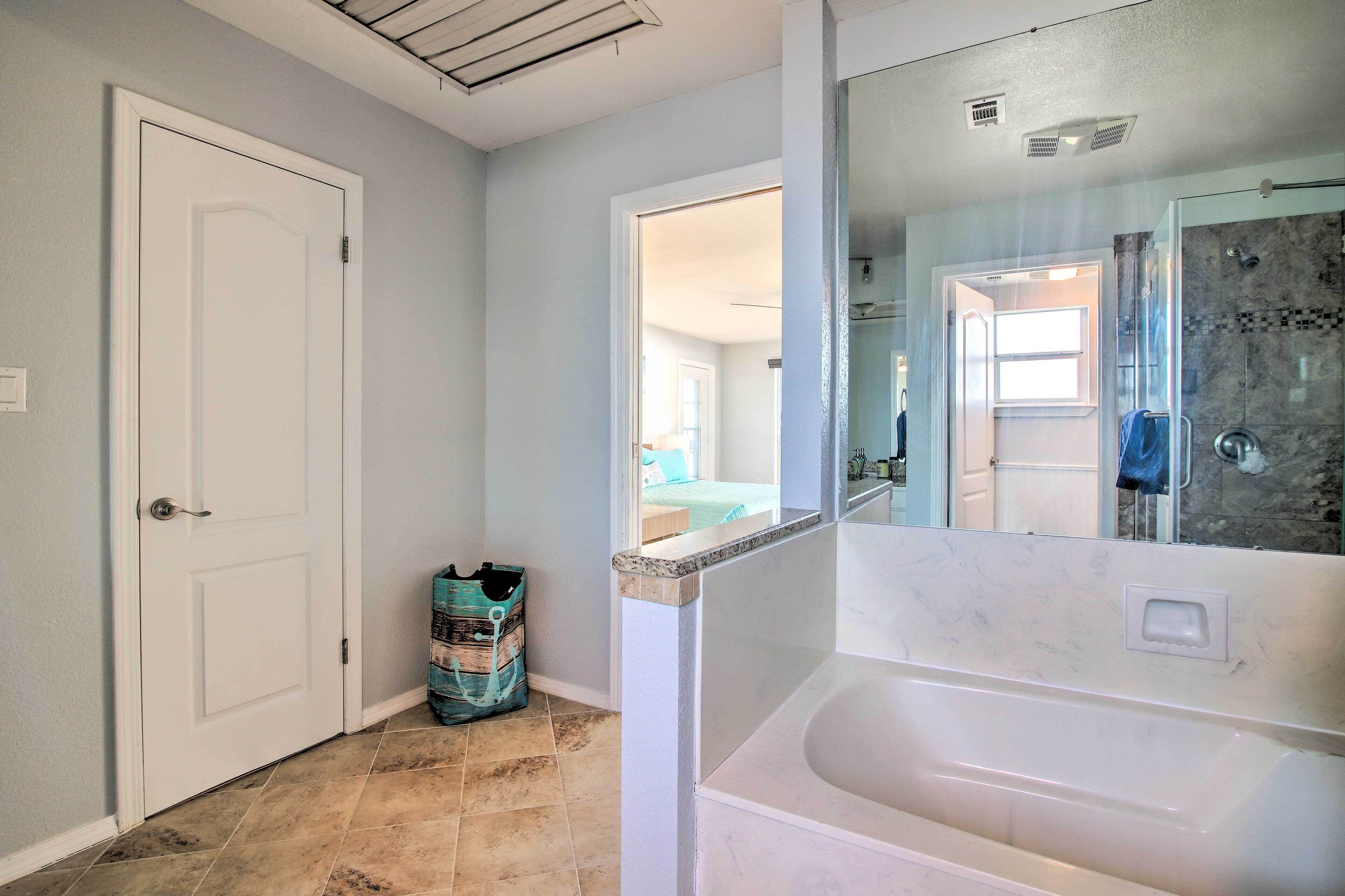 Une salle de bain avec une baignoire, une douche et des toilettes.