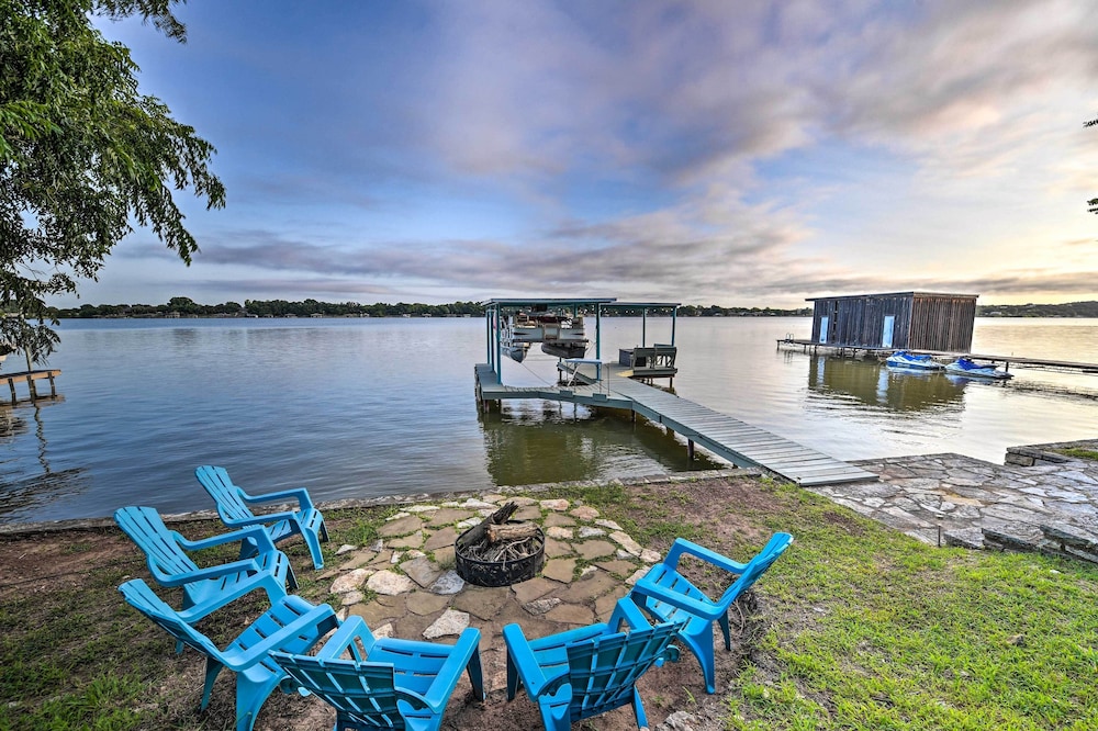Lakefront Home < 3 Miles to Historic Granbury!