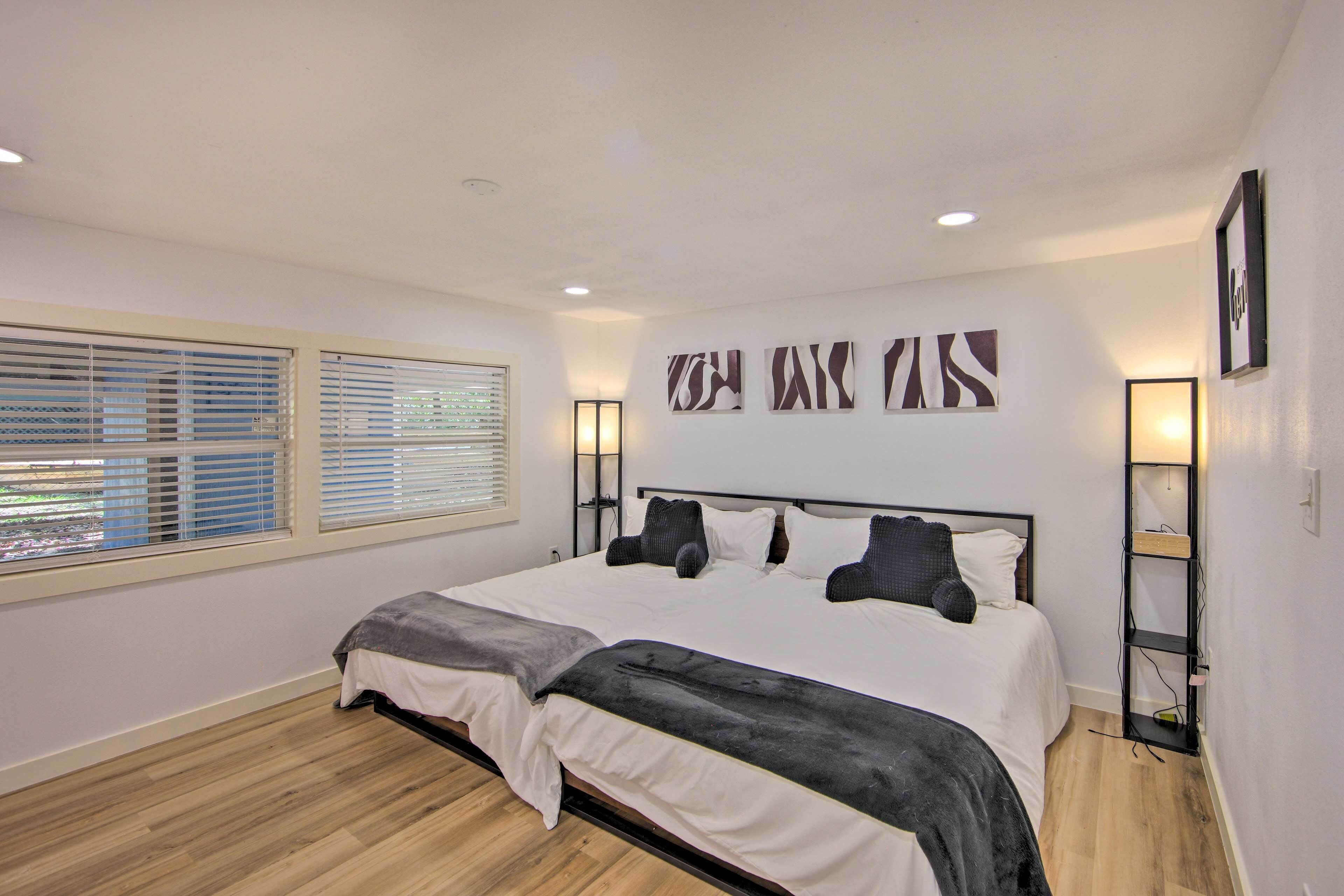 Modern Lakefront Mabank Home w/ Pool Table!