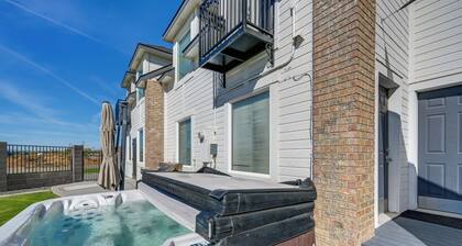 Pasco Condo w/ Columbia River Views + Hot Tub