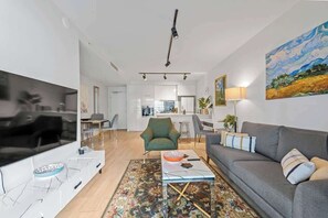 Smart TV, offices - South Bank Living! ~ 1Bed, 1Bath, 1Car, Balcony (South Brisbane)