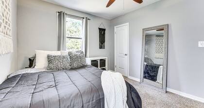 5 Mi to Dtwn: Home w/ Fenced Yard in Jacksonville