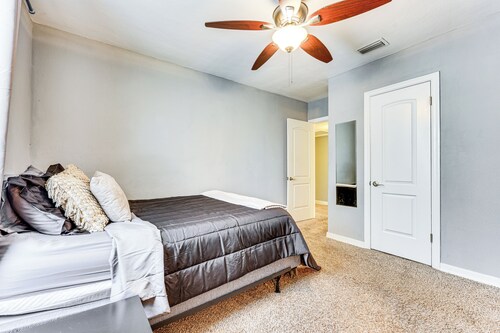 5 Mi to Dtwn: Home w/ Fenced Yard in Jacksonville