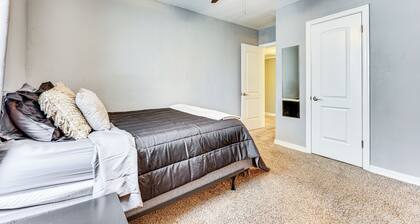 5 Mi to Dtwn: Home w/ Fenced Yard in Jacksonville