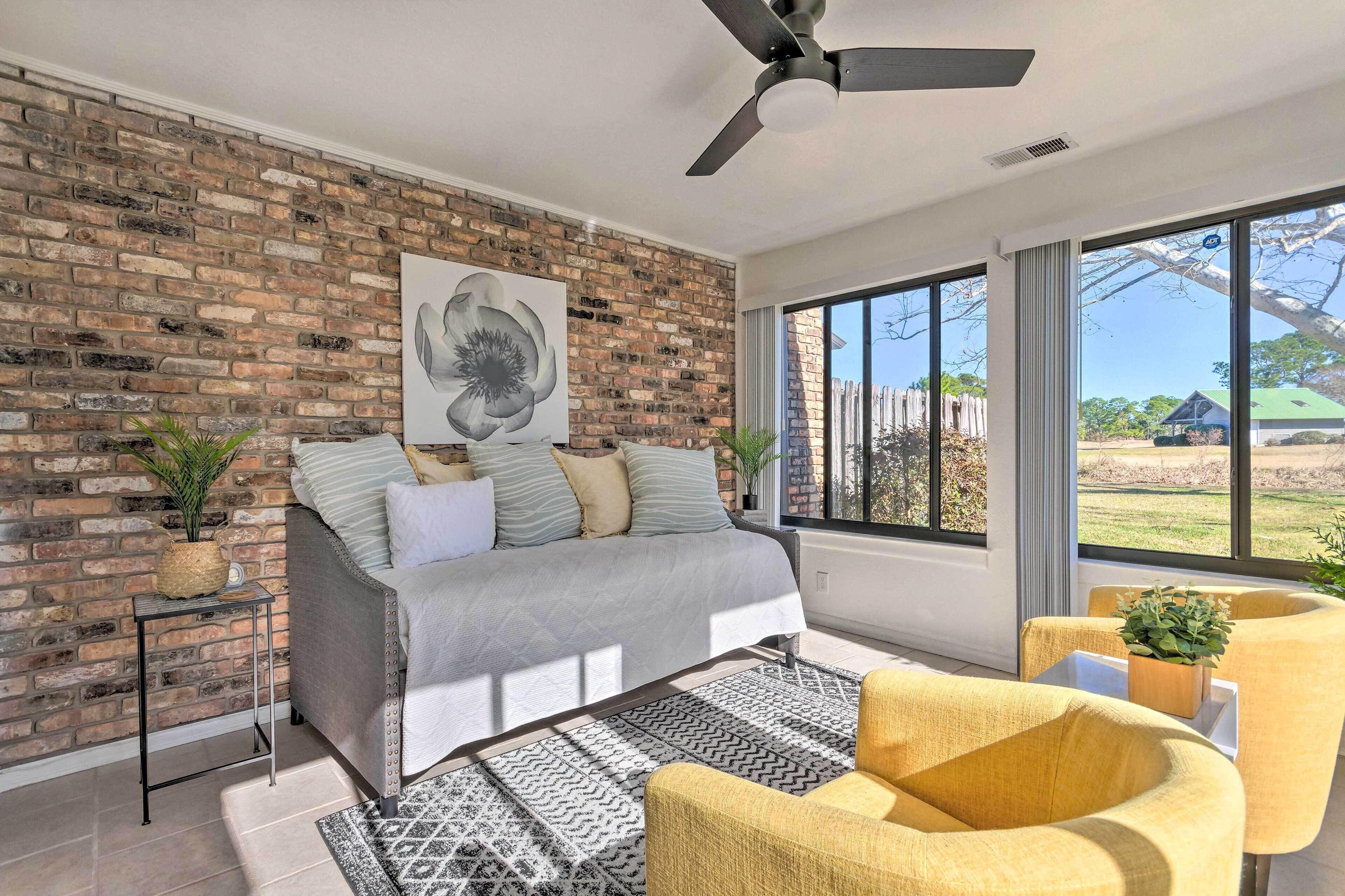 Pensacola Golf Course Getaway - 4 Mi to Beach