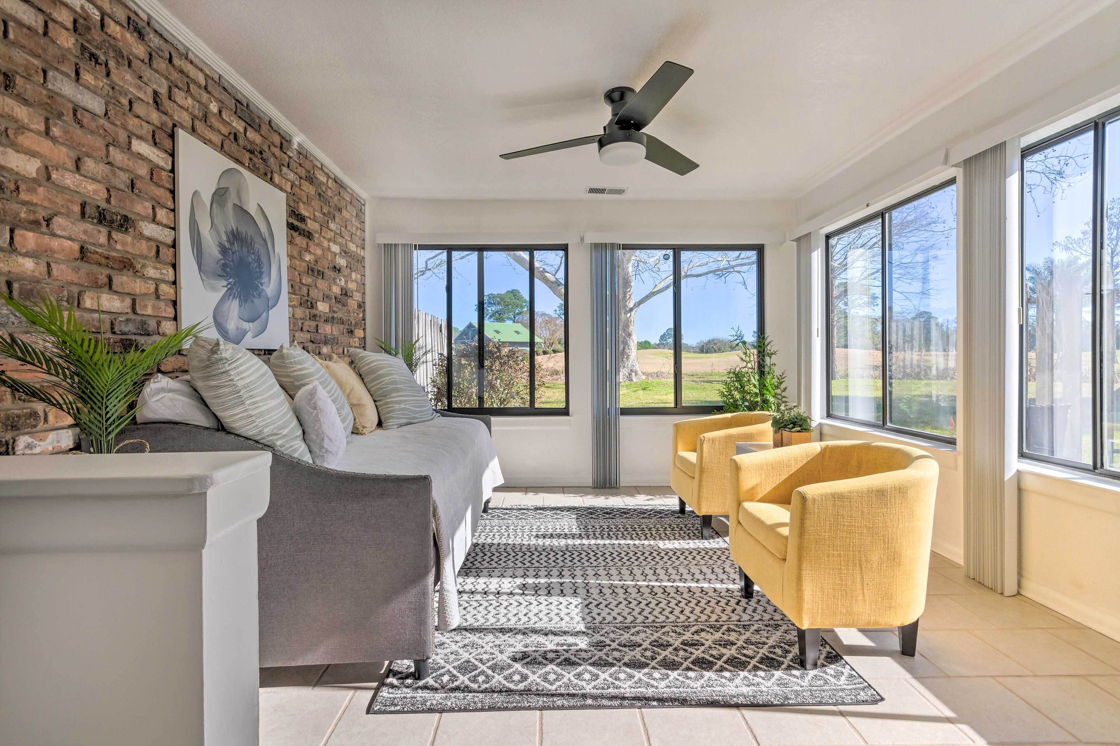 Pensacola Golf Course Getaway - 4 Mi to Beach