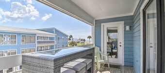 Gulf Shores Condo: Private Balcony & Beach Views!