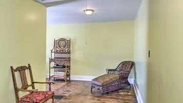 House (6 Bedrooms) | Interior