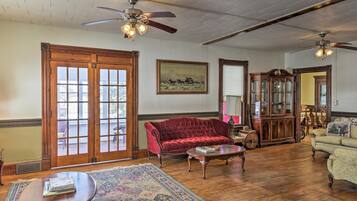 House (6 Bedrooms) | Interior