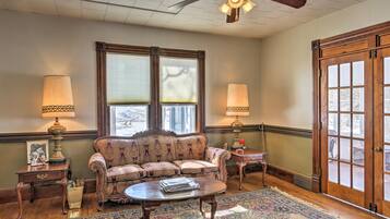 House (6 Bedrooms) | Interior