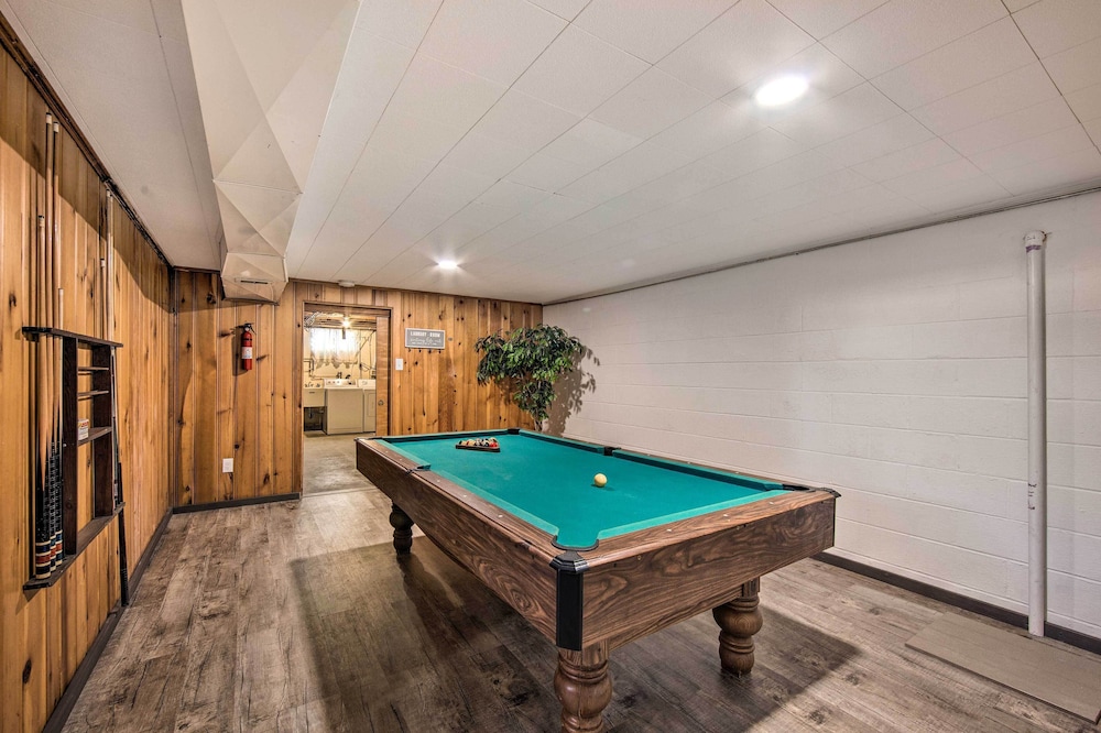 Marietta Home w/ Private Hot Tub, Pool Table!