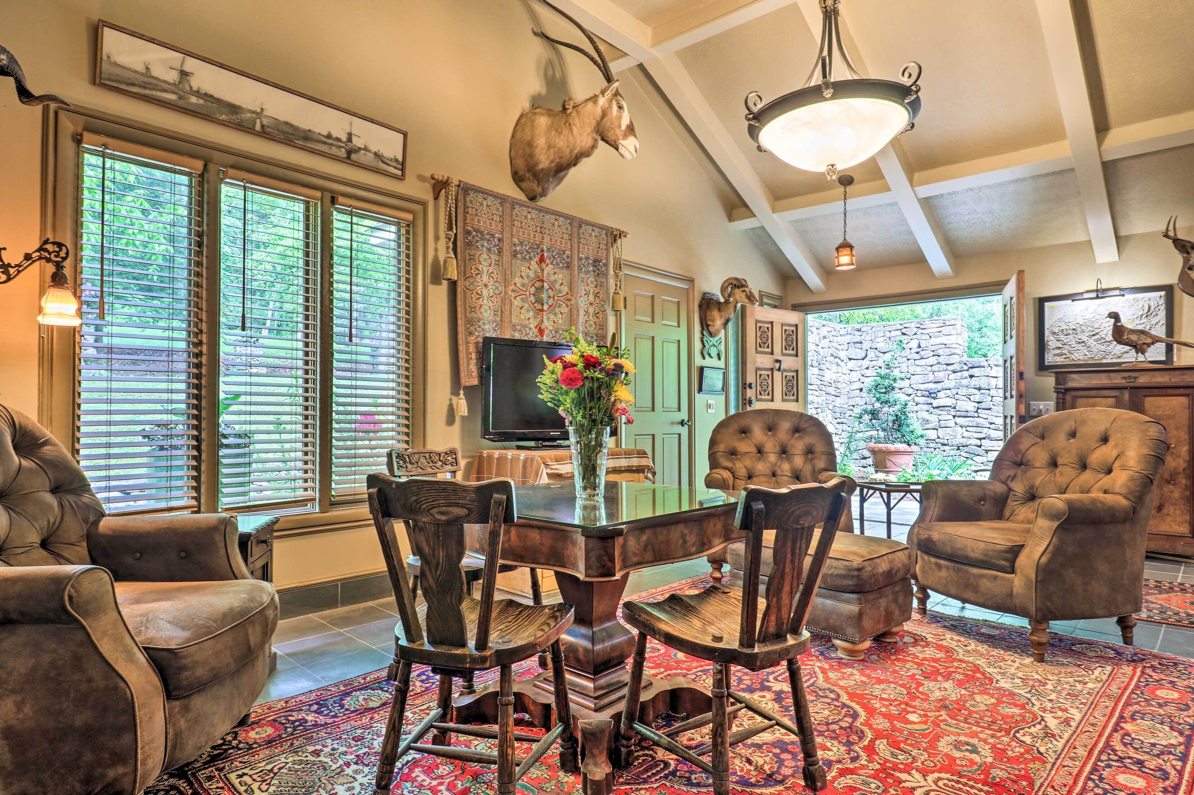 Quiet Art-inspired Hendersonville Boutique Lodge!