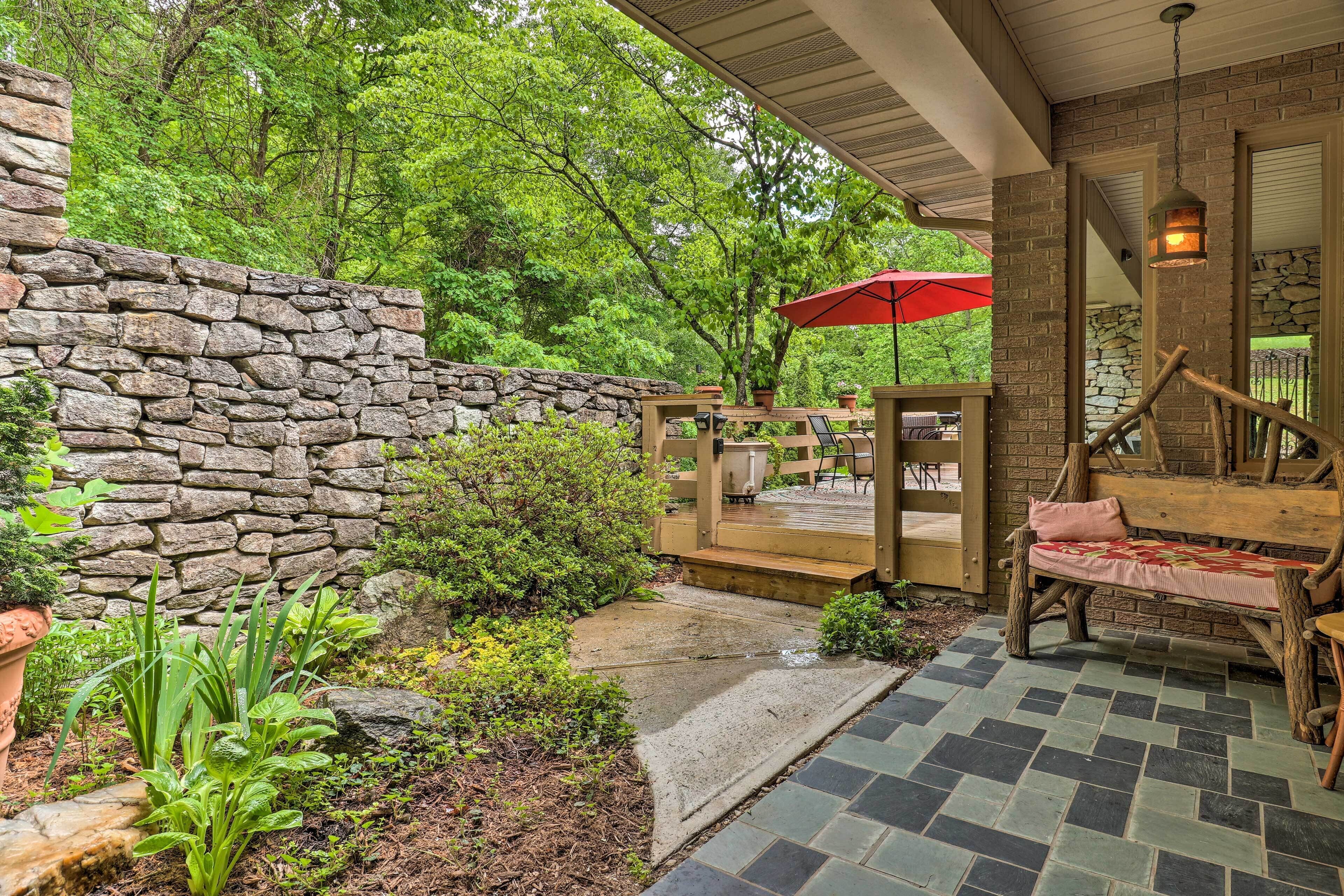 Quiet Art-inspired Hendersonville Boutique Lodge!