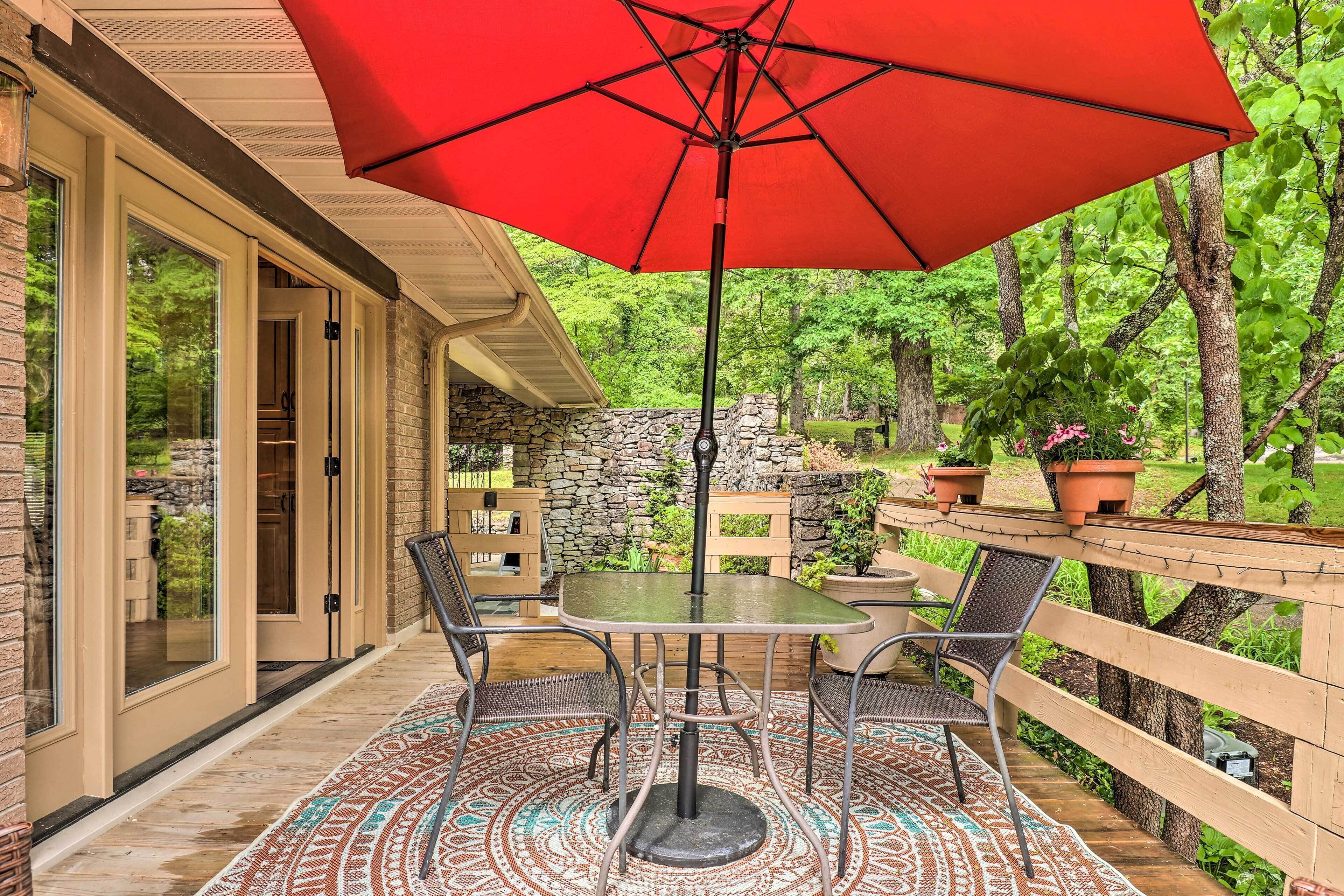 Quiet Art-inspired Hendersonville Boutique Lodge!