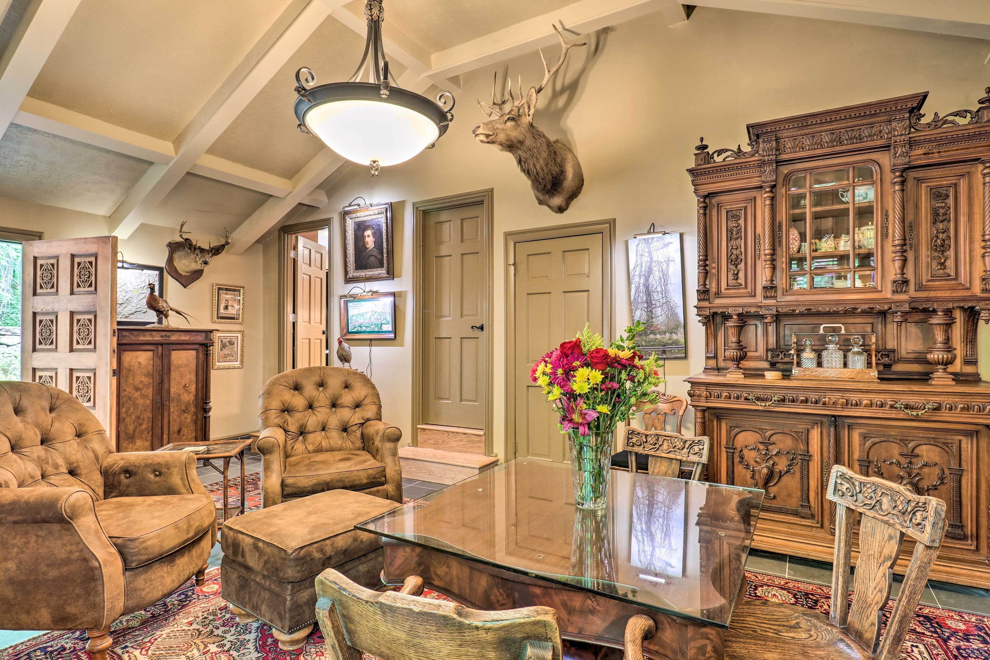 Quiet Art-inspired Hendersonville Boutique Lodge!