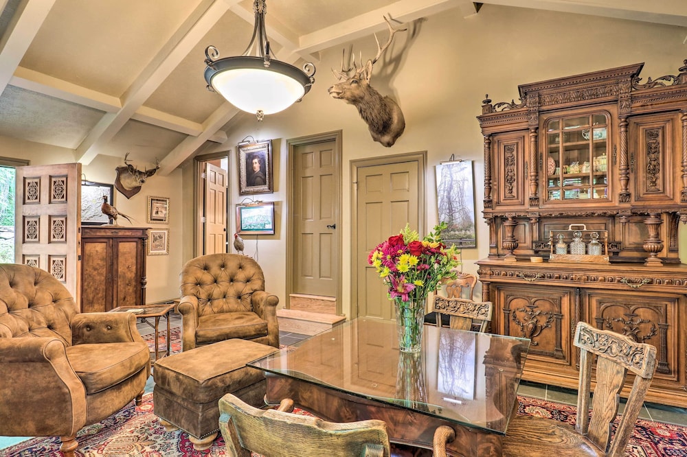 Quiet Art-inspired Hendersonville Boutique Lodge!