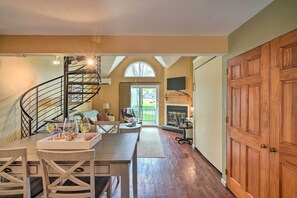 Apartment (1 Bedroom) | Interior - Townhome w/ Fireplace - Walk to Chairlift! (Ellicottville)