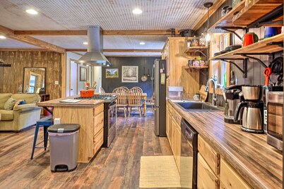 Hike On-site: Classic Cabin Nature Retreat