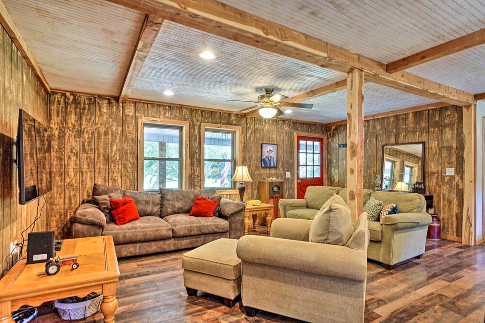 Classic Cabin Nature Retreat: Hike On-site!