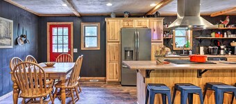 Hike On-site: Classic Cabin Nature Retreat