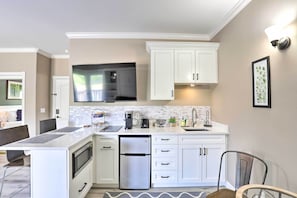 Interior - Peaceful Midway Studio w/ Mountain + Golf Views! (Midway)