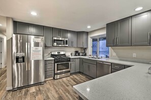 House (6 Bedrooms) | Private kitchen | Paper towels