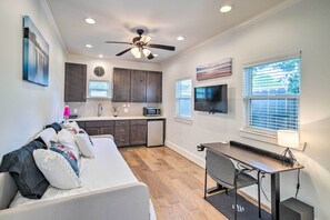 Apartment (0 Bedroom) | Front of property - Central & Cozy Houston Studio - Pets Welcome! (Houston)