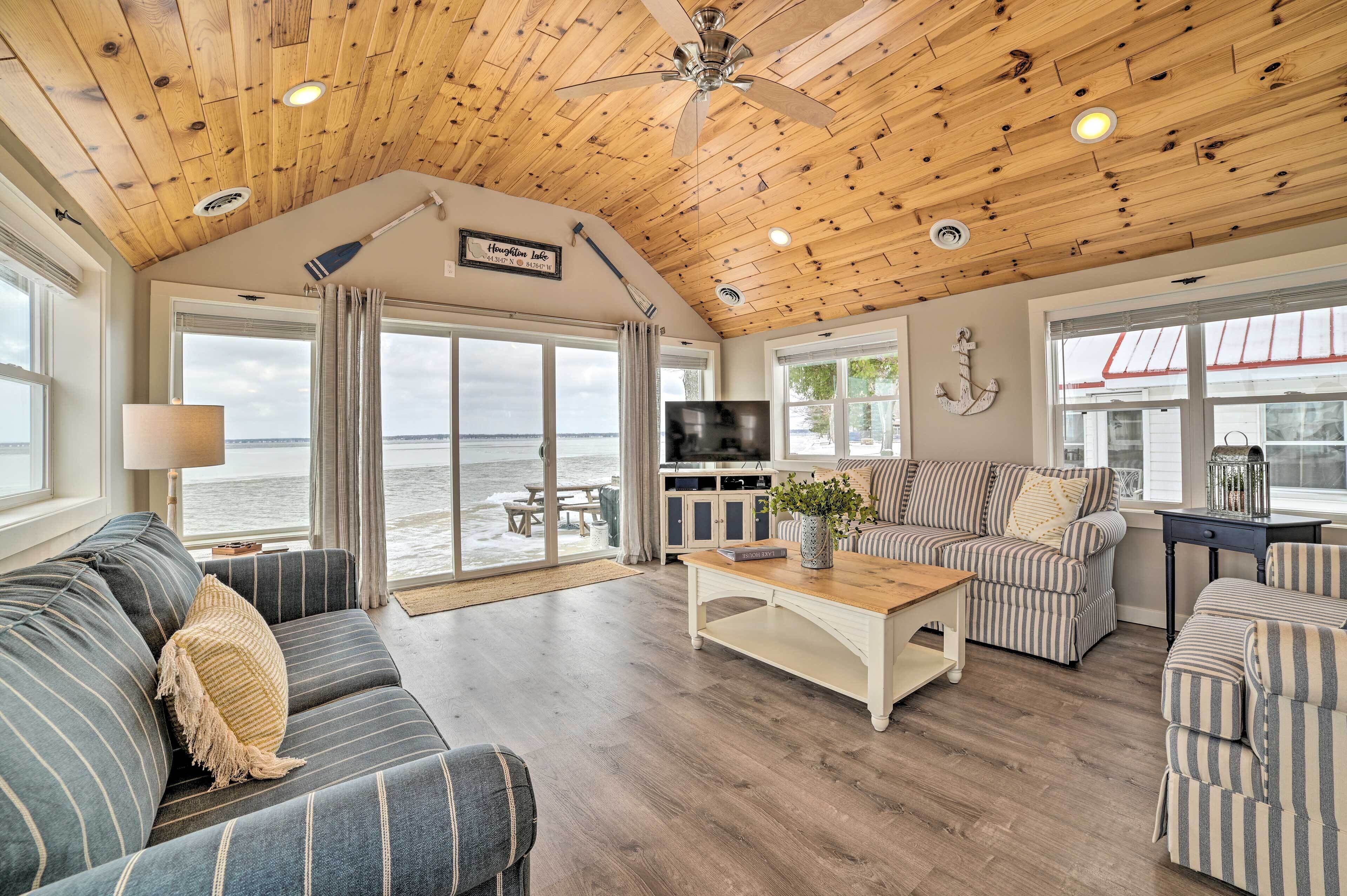 Charming Modern Cottage on Houghton Lake!