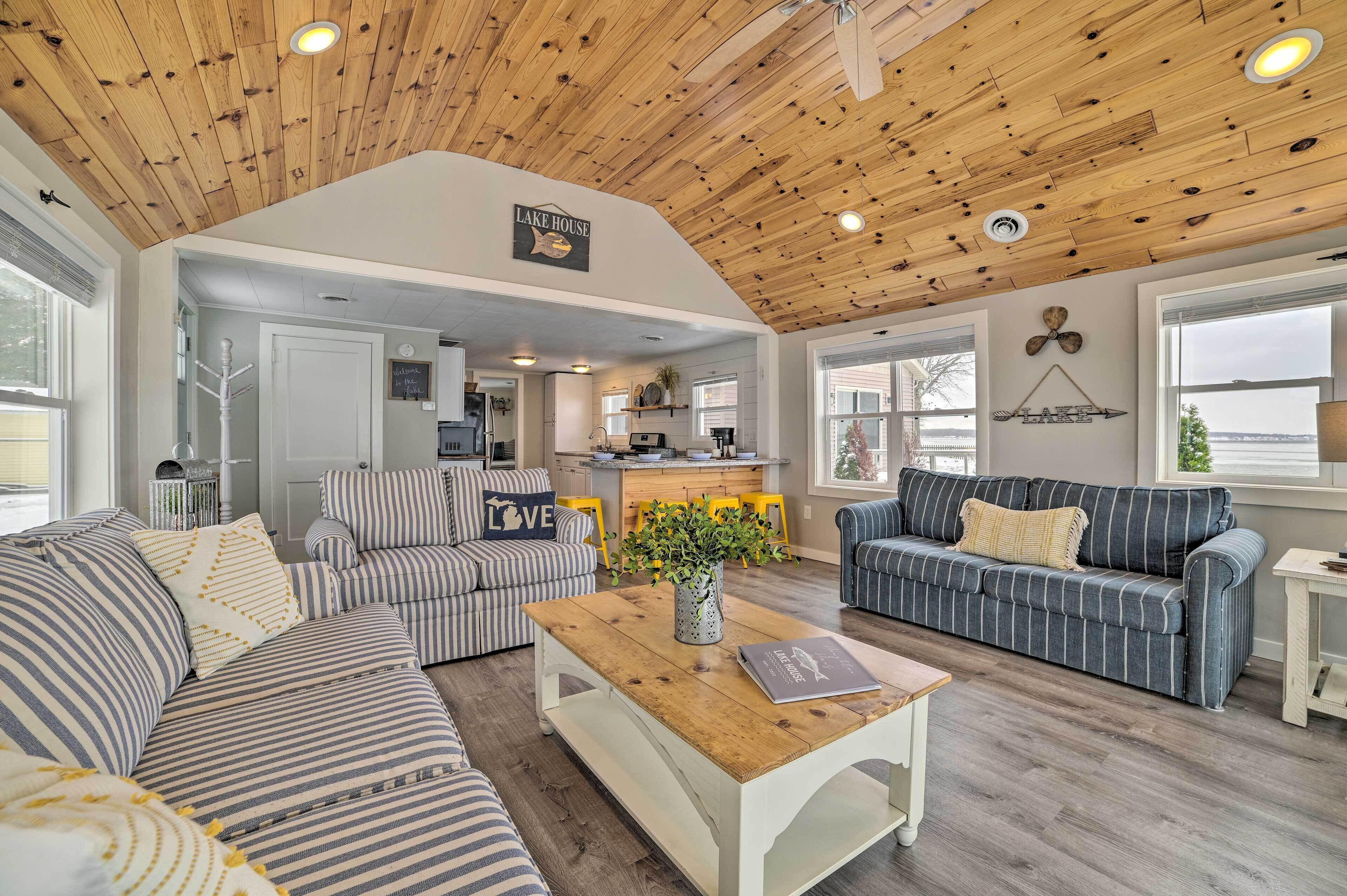 Charming Modern Cottage on Houghton Lake!