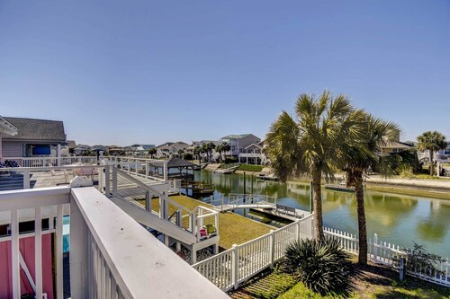 Ocean Isle Beach Home w/ Canal Views!